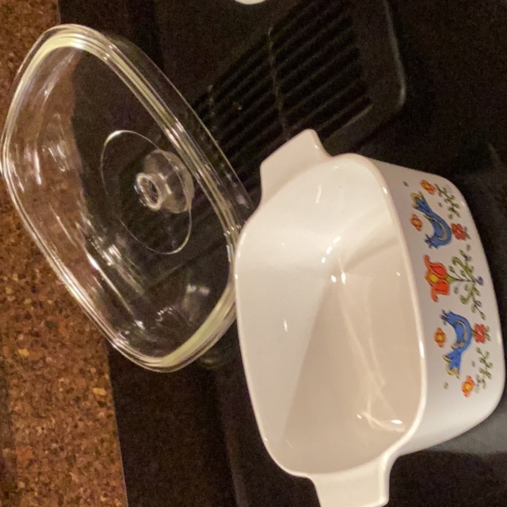 1.5 qt Corning Friendship casserole dish and Corning 4 qt casserole lid.